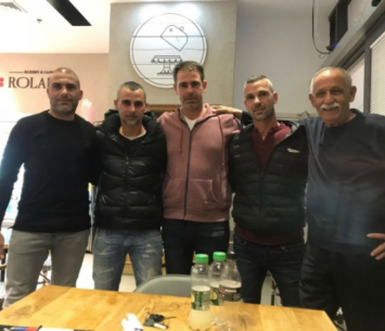 צמד המאמנים במעמד החתימה