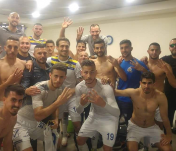 שחקני קריית גת בחדר ההלבשה בסיום (ארגון הלב הצהוב mkg)