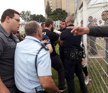 אנשי האבטחה הודפים את שוער פאחם (שמעון זוהר תורג'מן)