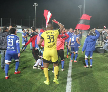 ממשיכים להפתיע. שחקני חדרה חוגגים בסיום (שלומי גבאי)