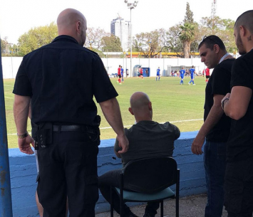 המאבטחים ביקשו שיעלה ליציע. בנודיס (רואי יצחק)