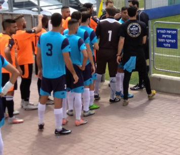 שחקני אור יהודה וקריית מלאכי לפני המשחק (שלומי והבה)