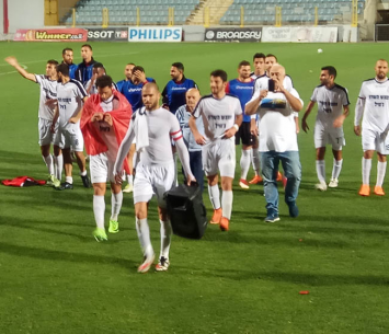 שחקני הפועל הרצליה חוגגים (אלי שבת)