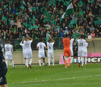 שחקני אחי נצרת יחד עם הקהל (אבי רביבו)