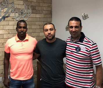 שאקי במעמד החתימה