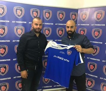 האדיה במעמד החתימה