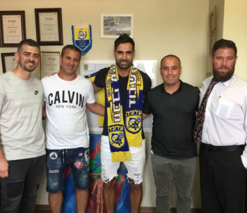 חדד במעמד החתימה