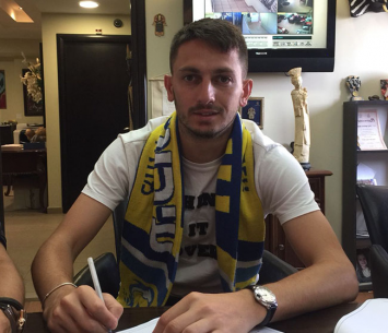 מישל רוס במעמד החתימה