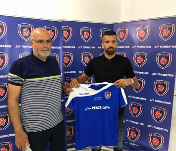 עבאס במעמד החתימה