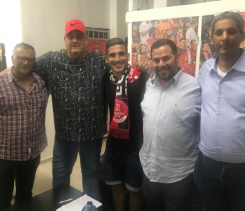 טוויזר במעמד החתימה