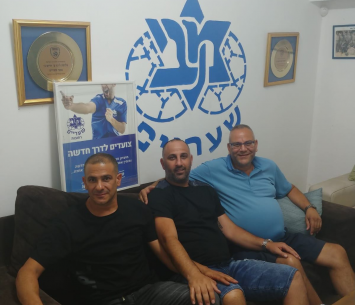 בן חיים במעמד החתימה