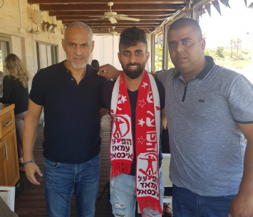 אמסיס במעמד החתימה