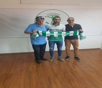 מכלוף במעמד החתימה