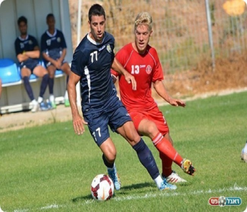 חוזר הביתה. עמוס בכחול