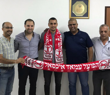 מוחמד הינדי במעמדת החתימה