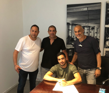 פינק במעמד החתימה