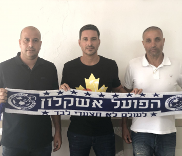 דורה במעמד החתימה