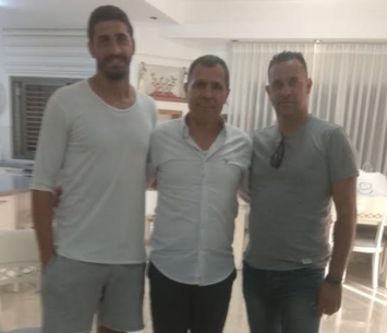 אזולאי במעמד החתימה