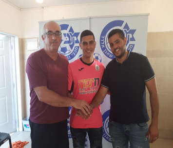 עודה במעמד החתימה (צילום: אבי פוקס- דוברות מכבי נווה שאנן)