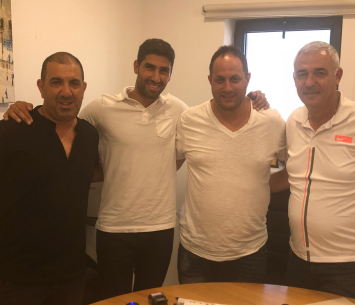 דיין במעמד החתימה