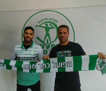 ששונקר עם סוכנו אורן יחזקאל במעמד החתימה