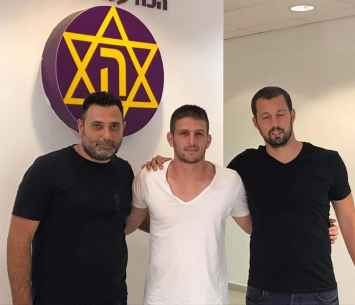 פשכצקי במעמד החתימה (עמוד הפייסבוק הרשמי)