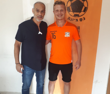 פרידרך במעמד החתימה