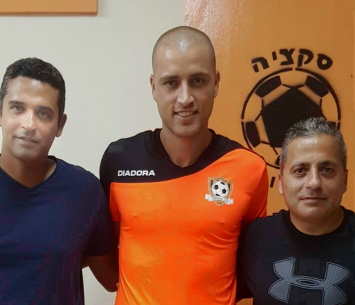 מצטרף לכתומים. אבו במעמד החתימה