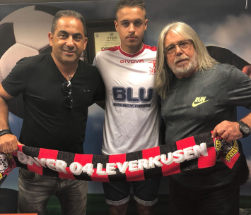 לוי במעמד החתימה