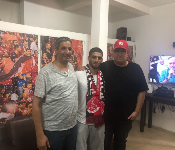 אליאס במעמד החתימה