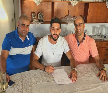 דרוויש במעמד החתימה