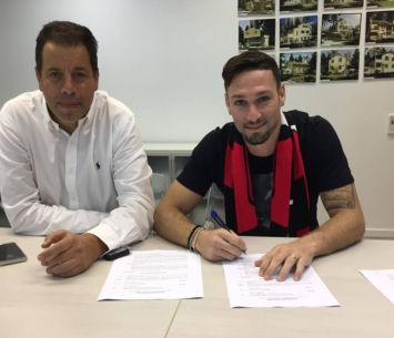 יובל אבידור במעמד החתימה(הפועל ר