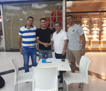 פלצ׳וק במעמד החתימה