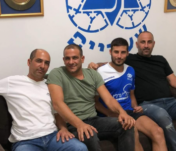 חי חמו במעמד החתימה