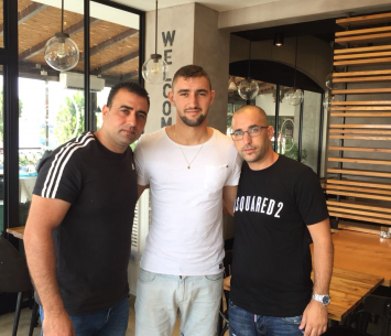 גבאי במעמד החתימה