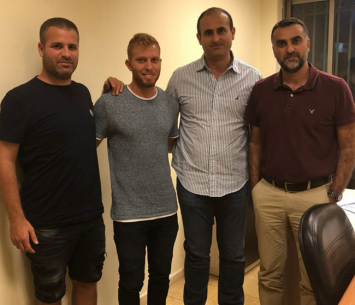 כוואז במעמד החתימה עם ראשי המועדון