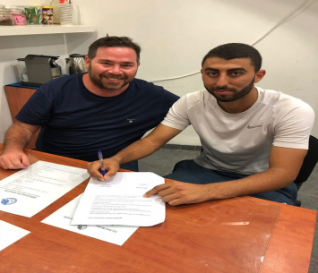 ריאן במעמד החתימה