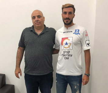 אמזלג במעמד החתימה