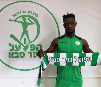 בנג'מין במעמד החתימה (דף הפייסבוק הרשמי)