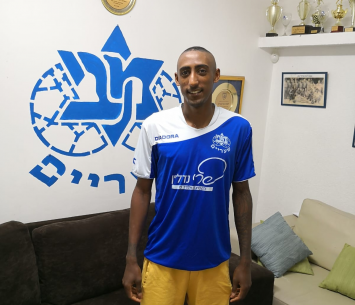 היילה במעמד החתימה