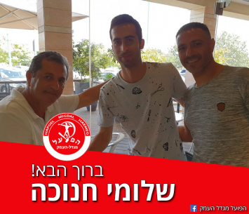 חנוכה יחד עם אלפסי ומזרחי במעמד החתימה (דף הפייסבוק הרשמי)