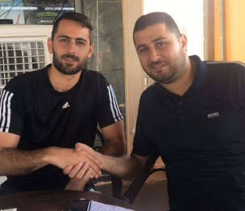 נסרלאדין במעמד החתימה