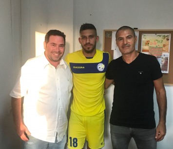 שריקי במעמד החתימה