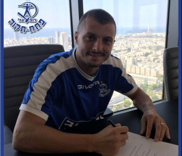 גבאי במעמד החתימה