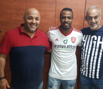 צ'קול במעמד החתימה