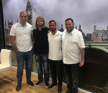 בן בנימין במעמד החתימה