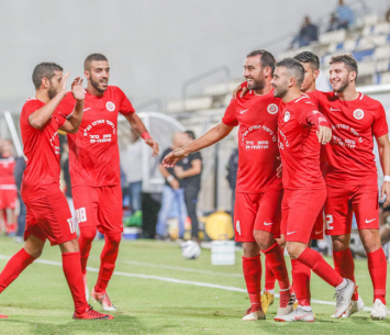 שחקני טירה חוגגים אתמול בנשר (נזיה סולטאן)