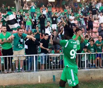 בנג'מין חוגג עם האוהדים (דף הפייסבוק הרשמי)