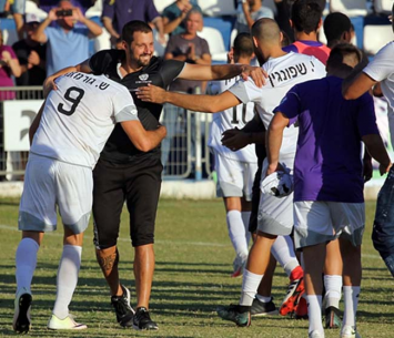 עומר פרץ חוגג בסיום (לירן דורף)