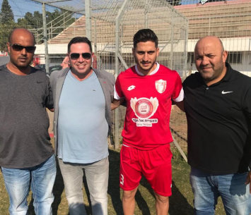 גל אלקנתי במעמד החתימה